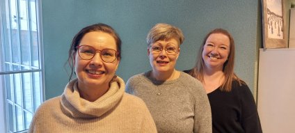 Kuvassa Kainuun moniammatillinen kehittäjätiimi: perheterapeutti Jaana, sairaanhoitaja Eija ja sosionomi Sari.